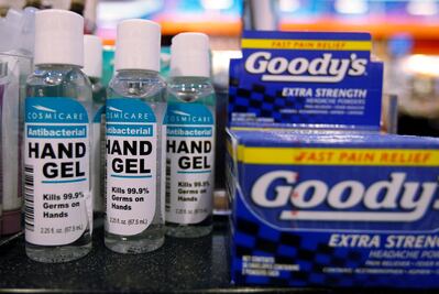 Hombre dona botellas de gel desinfectante que iba a revender