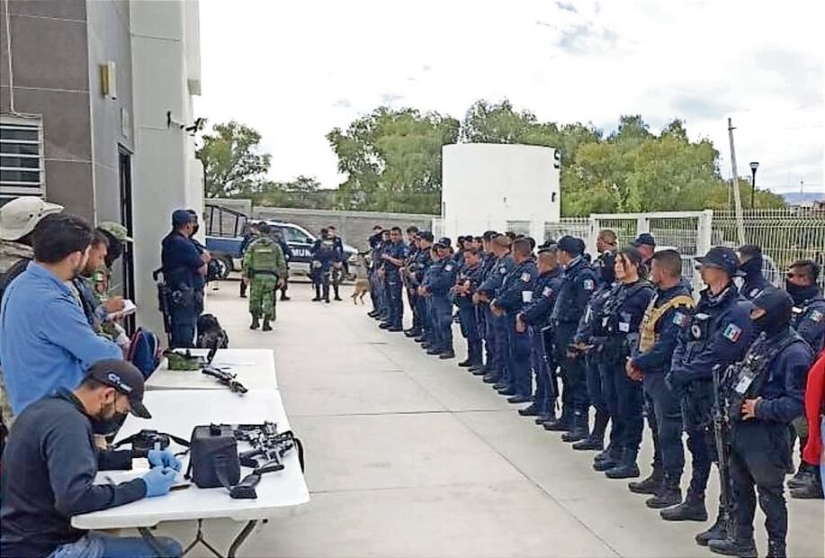 En un operativo especial se verificó la situación administrativa de cada uno de los policías de Nochistlán. Foto: Especial