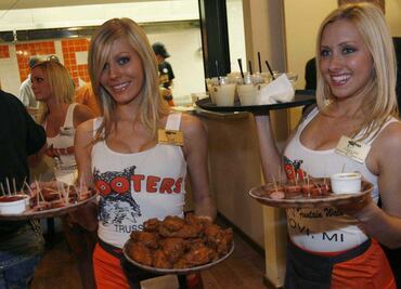 Meseras de Hooters critican nuevo uniforme por ser ropa interior