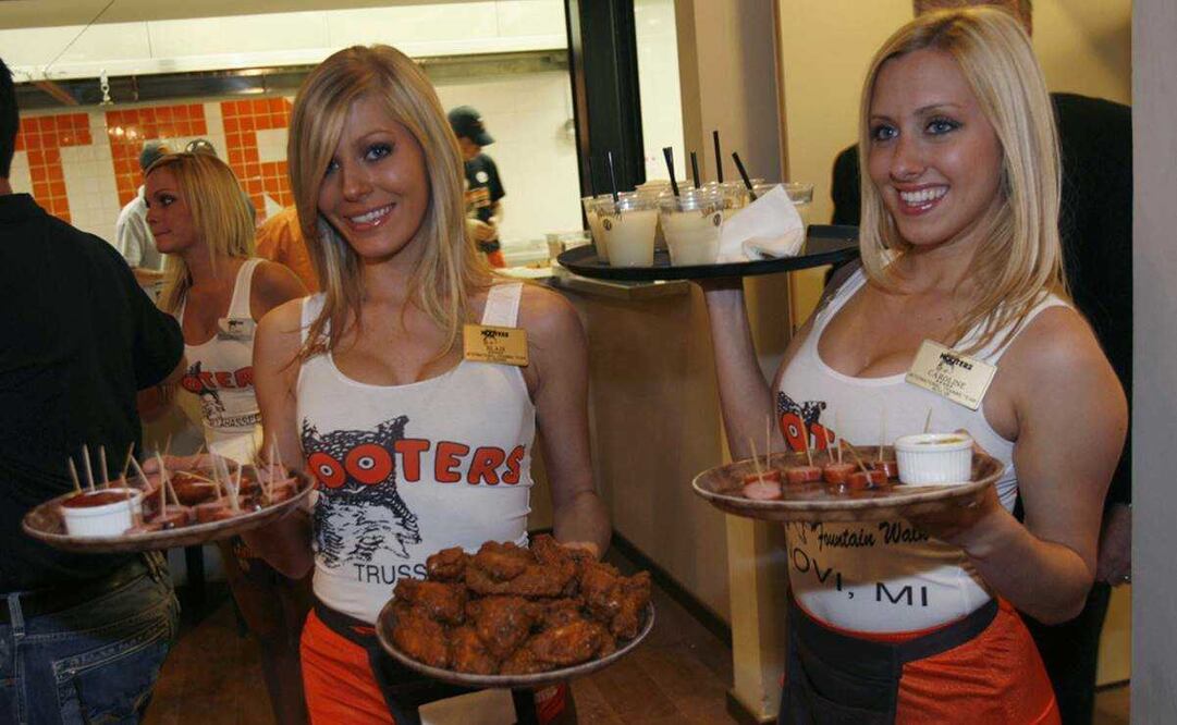 TIKTOK: Meseras de Hooters critican nuevo uniforme por ser ropa interior