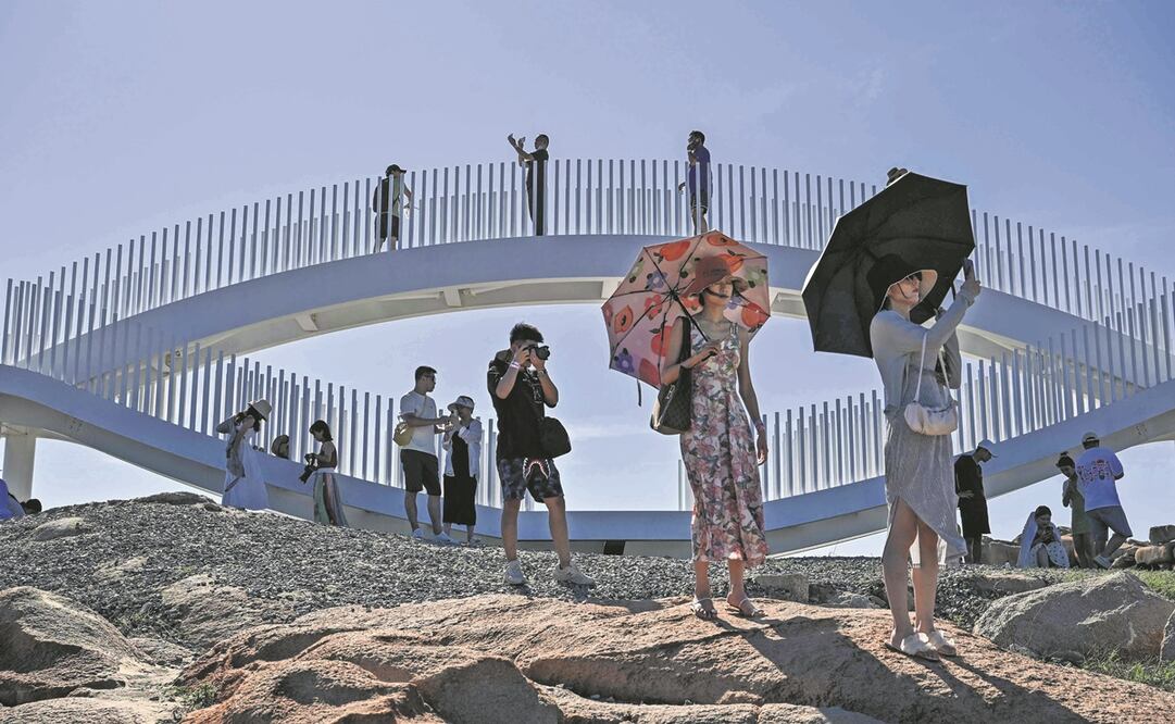 Turistas visitaron ayer un área escénica en la isla de Pingtan, uno de los puntos más cercanos de China continental a Taiwán, en la provincia de Fujian.