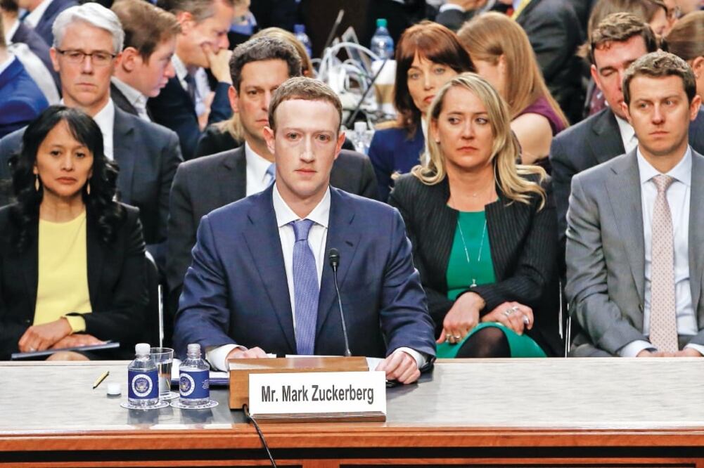 El fundador de Facebook, Mark Zuckerberg, al comparecer ayer ante las comisio n es de Justicia y de Comercio, Ciencia y Transporte del Senado, en el Capitolio (ALEX BRANDON. AFP)