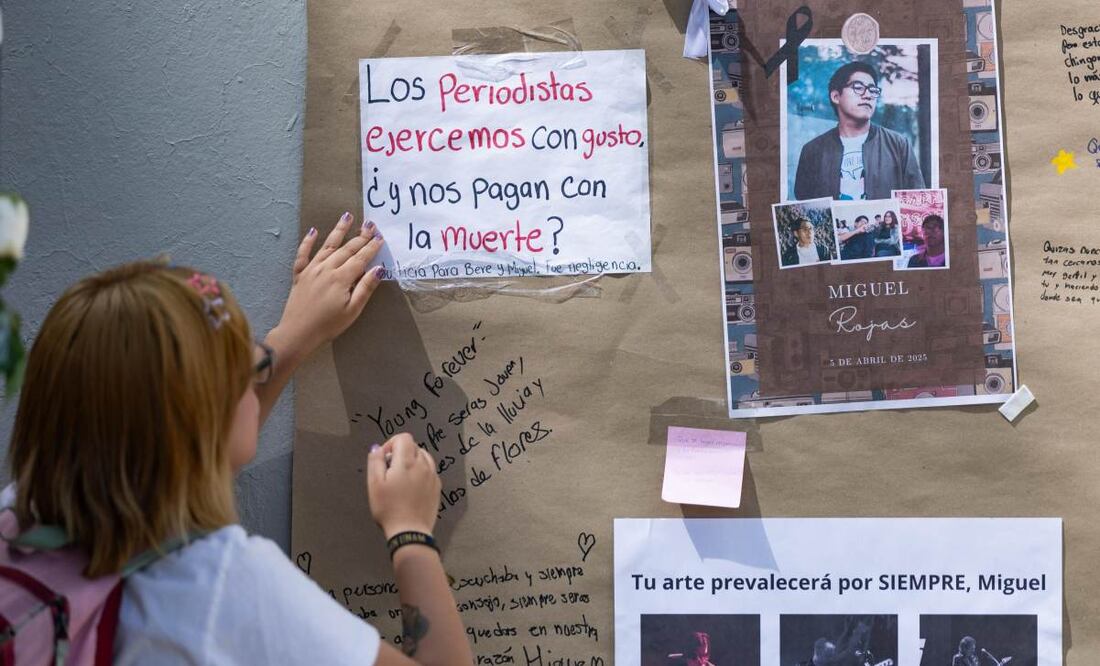 La comunidad estudiantil de la FES Aragón realizó un homenaje en memoria de Berenice Giles y Miguel Rojas, fotógrafos que fallecieron durante el Festival Axe Ceremonia. Foto Hugo Salvador/ EL UNIVERSAL