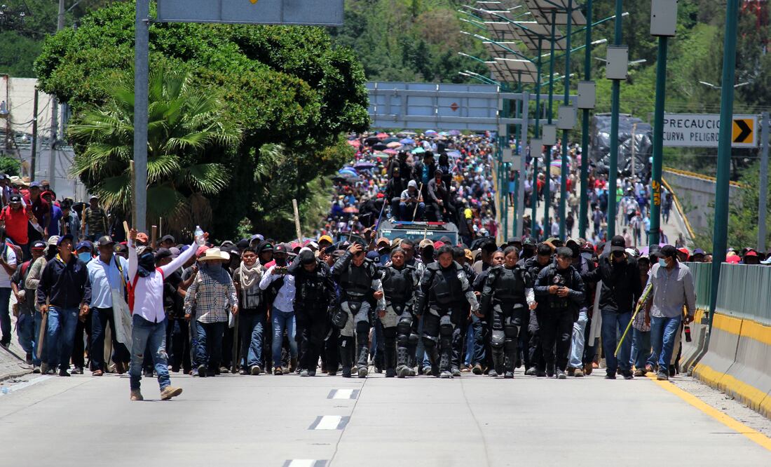 Ayer, pobladores de comunidades del circuito Azul sometieron a Coorporaciones Policiacas entre Guardia Nacional y Policía Estatal a quienes despojaron de un camión Tipo Rinoceronte el cual llevaban al frente como señal de triunfo en la toma de la ciudad de Chilpancingo, por la exigencia de la liberación de uno de sus líderes detenido la semana pasada. Foto: Anwar Delgado Peralta