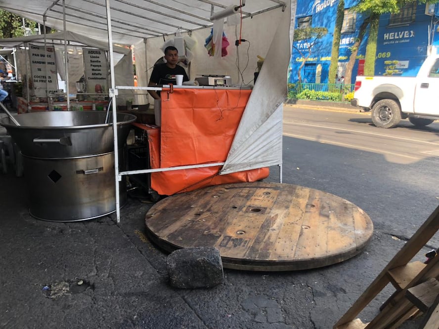 En las calles de la Ciudad de México, los vecinos han tenido que colocar tapas improvisadas ante la ausencia del material. Foto. Kevin Ruiz