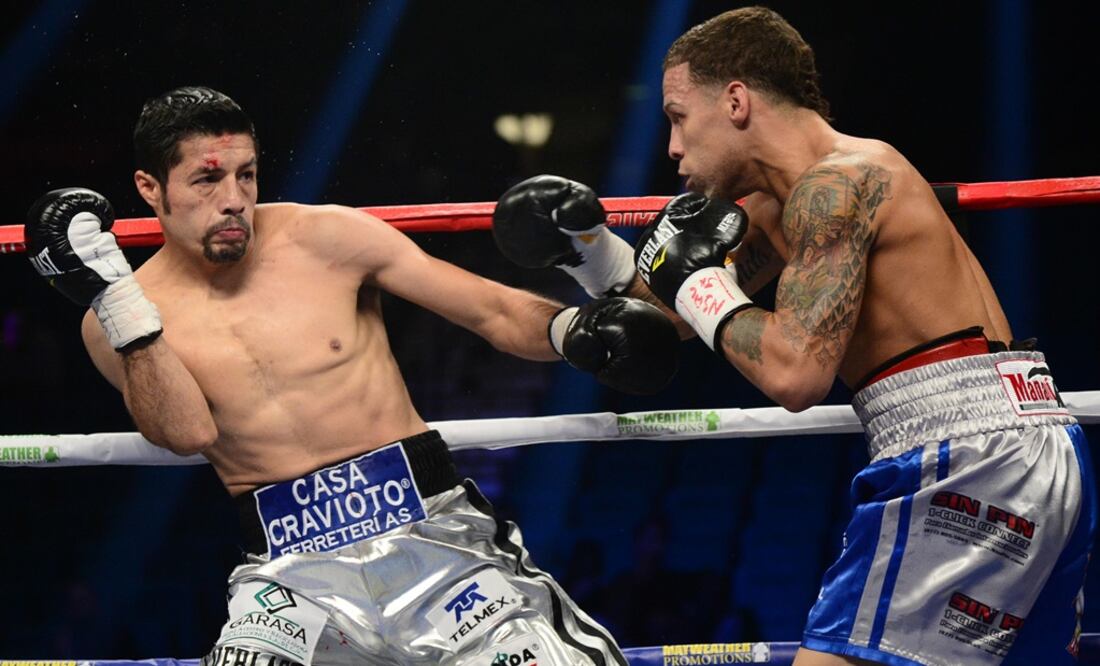 Jhonny González trata de esquivar un golpe de Oquendo. Reuters