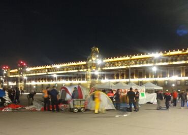 Bomberos retiran plantón en Zócalo tras acuerdo con gobierno de CDMX