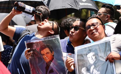 A José José lo festejaron como se debe… con copitas de más 