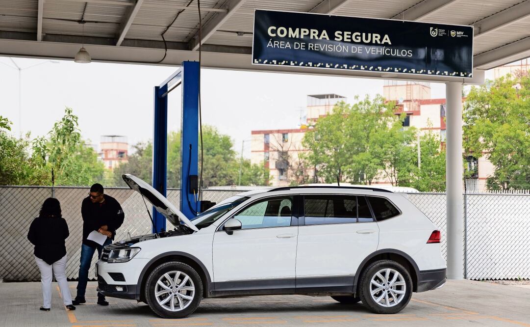 El módulo para la compra segura se reabrió la semana pasada en la alcaldía de Iztapalapa. Para ser atendidos se requiere generar una cita, sin embargo, si no hay una gran fila, el personal brinda la atención a los automovilistas. Foto: Hugo Salvador / EL UNIVERSAL