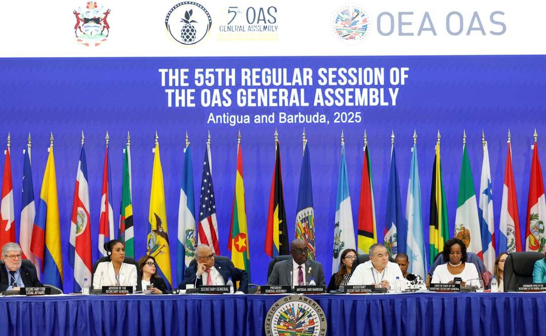 El secretario general de la Organización de Estados Americanos (OEA), Albert Ramadin (c-i), el ministro de Exteriores de Antigua y Barbuda, Paul Chet Greene (c), y el asistente del secretario general de la OEA, Néstor Méndez (c-d), asisten a la tercera sesión plenaria de la 55ª Asamblea General de la OEA este viernes, en Saint John’s (Antigua y Barbuda). (27/06/25) Foto: EFE