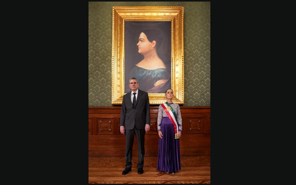 La presidenta Claudia Sheinbaum y su esposo, Jesús María Tarriba, hicieron una guardia de honor en el retrato de Leona Vicario, reconocida en 1823 como “Benemérita y Dulcísima Madre de la Patria”. Foto: Presidencia
