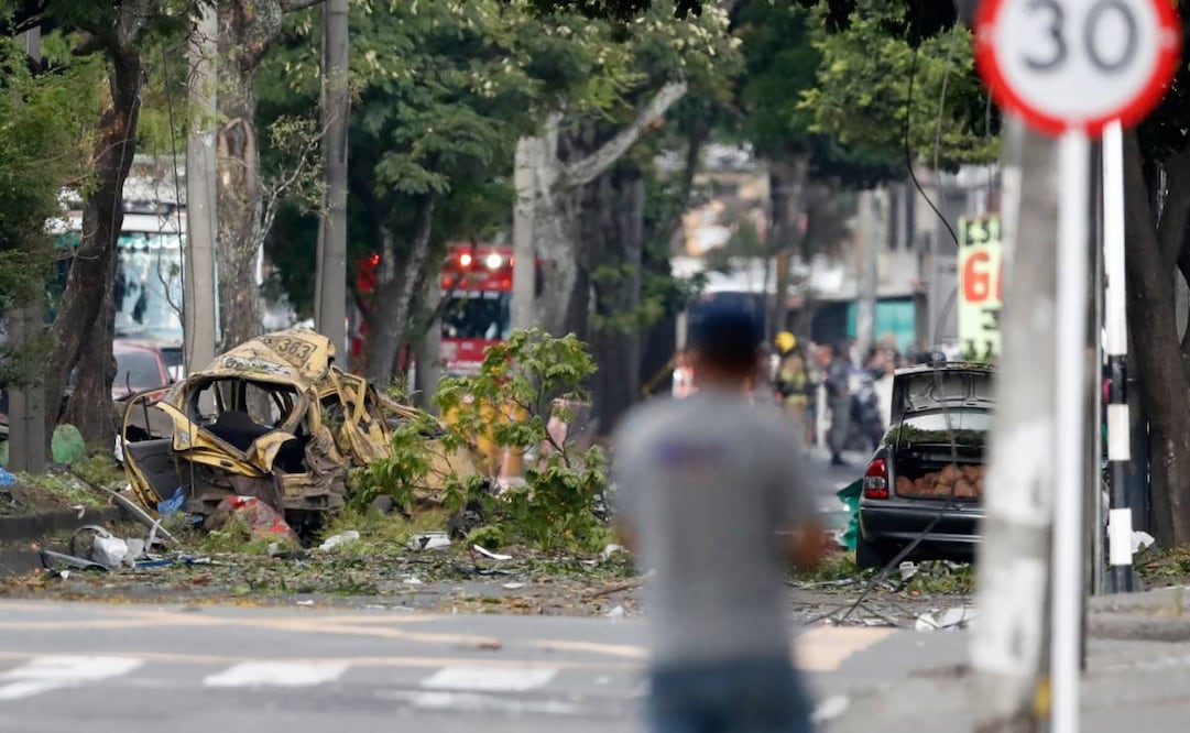 Zona del atentado tras una explosión en inmediaciones de la Escuela Militar de Aviación Marco Fidel Suárez este jueves, en Cali (Colombia). Al menos cinco personas murieron y 36 resultaron heridas por un atentado perpetrado con un camión bomba. (21/08/25) Foto: EFE