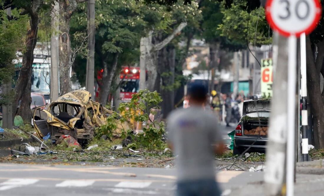 Zona del atentado tras una explosión en inmediaciones de la Escuela Militar de Aviación Marco Fidel Suárez este jueves, en Cali (Colombia). Al menos cinco personas murieron y 36 resultaron heridas por un atentado perpetrado con un camión bomba. (21/08/25) Foto: EFE