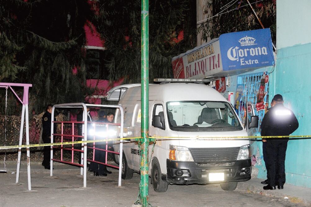 En la unidad habitacional El Rosario, delegación Azcapotzalco, tres hombres de entre 30 y 50 años y una mujer de aproximadamente 25 años, fueron asesinados a balazos en el interior de un departamento que fue clausurado por la PGR (ESPECIAL)