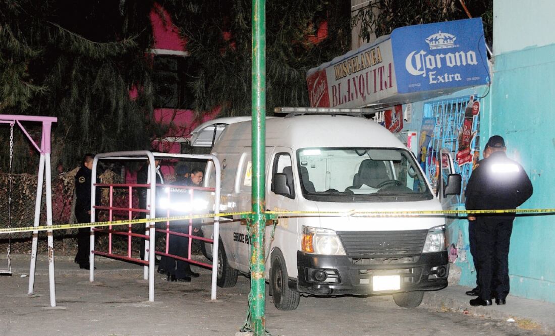 En la unidad habitacional El Rosario, delegación Azcapotzalco, tres hombres de entre 30 y 50 años y una mujer de aproximadamente 25 años, fueron asesinados a balazos en el interior de un departamento que fue clausurado por la PGR (ESPECIAL)