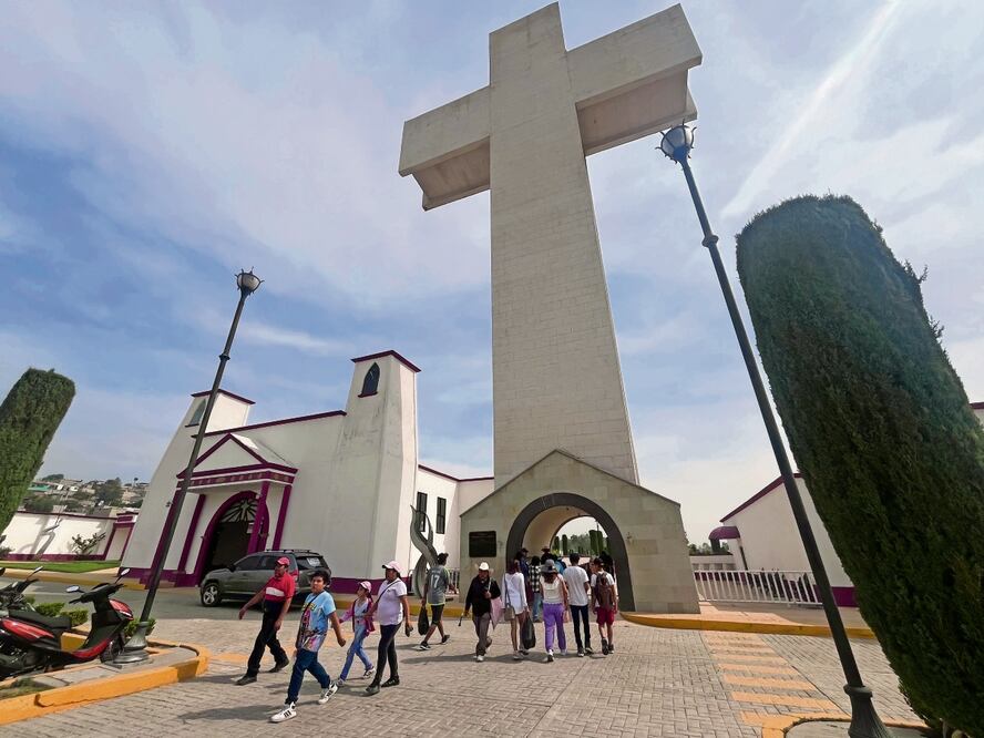 Familiares llevaron flores a a sus madres fallecidas. Foto: Arturo Contreras EL UNIVERSAL