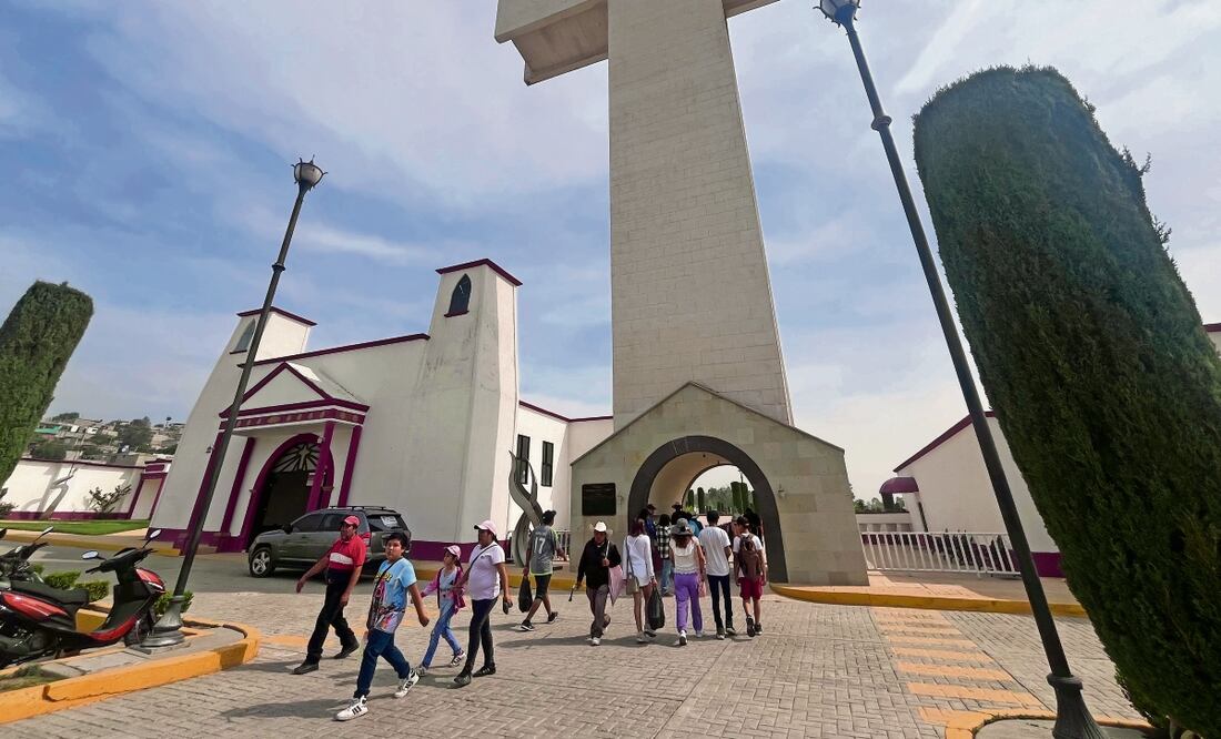 Familiares llevaron flores a a sus madres fallecidas. Foto: Arturo Contreras EL UNIVERSAL
