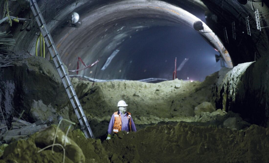 Ya se colocaron las estructuras metálicas que se anclan en el terreno a una profundidad de hasta 25 metros, para dar soporte al techo del desnivel (ESPECIAL)