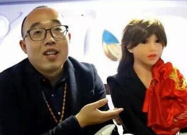 Se casa con robot por presión de su familia