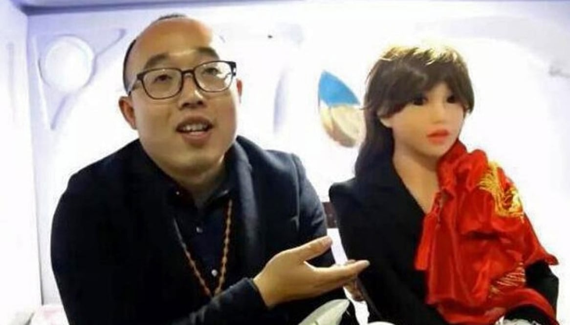 El robot es capaz de hablar mediante una conexión a un ordenador