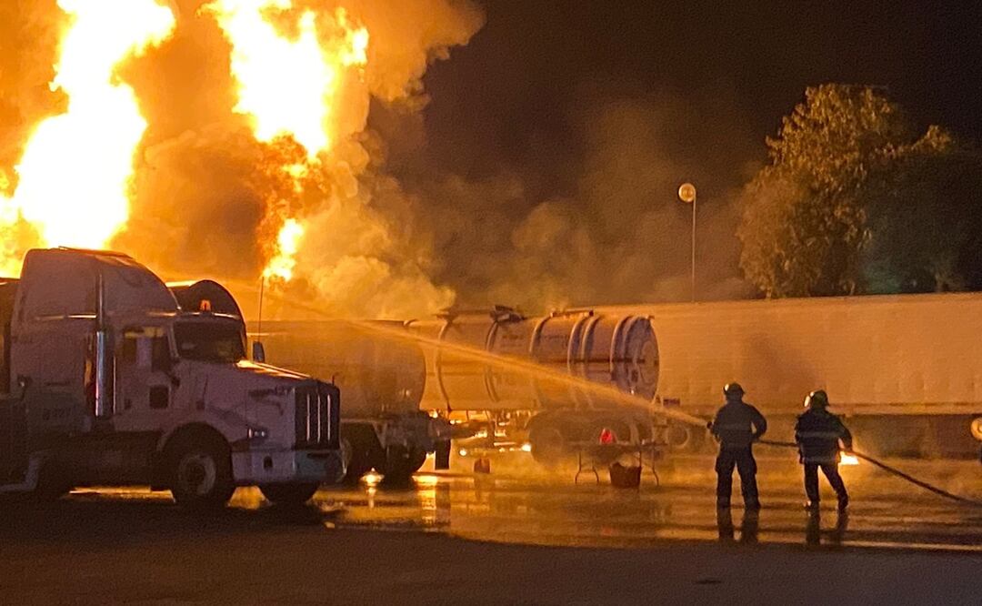 Se incendian pipas en gasera de Hidalgo. Foto: Especial