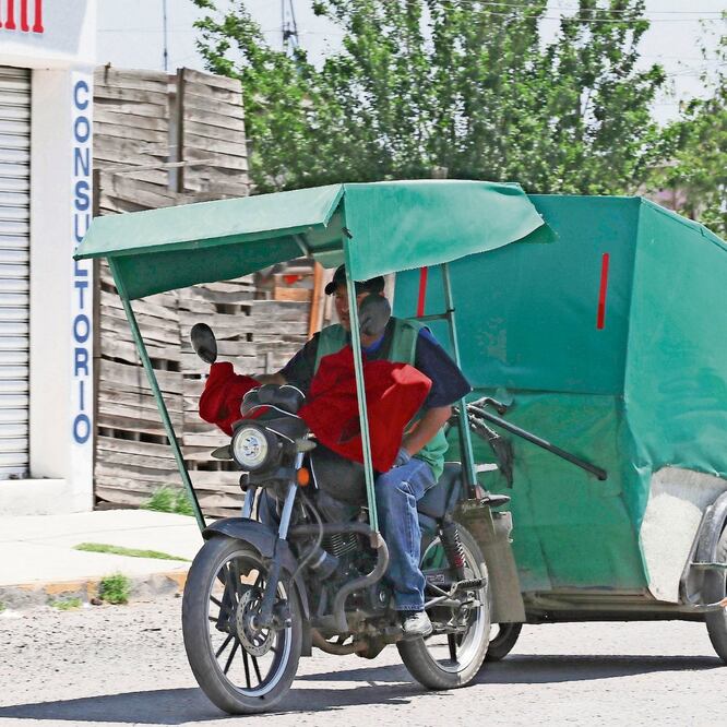 A pesar de que trabajan en la ilegalidad, el servicio de mototaxi es de los más pedidos por personas que viven alejadas del centro de Toluca. JORGE ALVARADO. EL UNIVERSAL