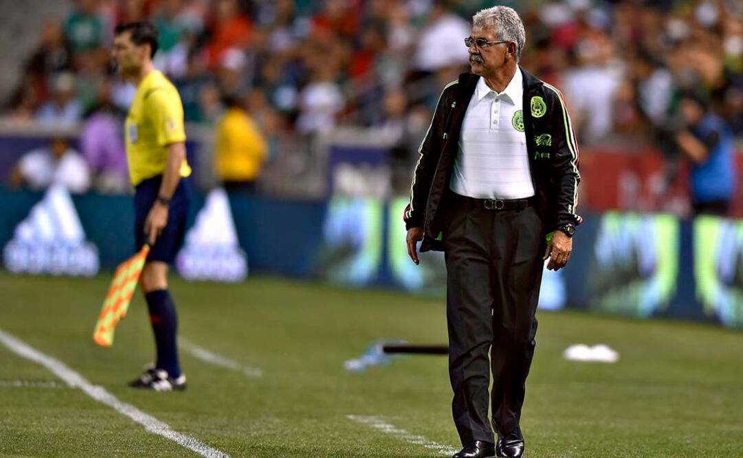 Ricardo Ferretti durante el juego con Trinidad. Imago 7