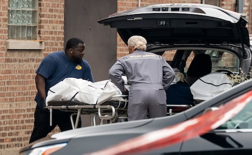 Macabro hallazgo en funeraria de Chicago; encuentran más de 50 cuerpos mal almacenados y en descomposición