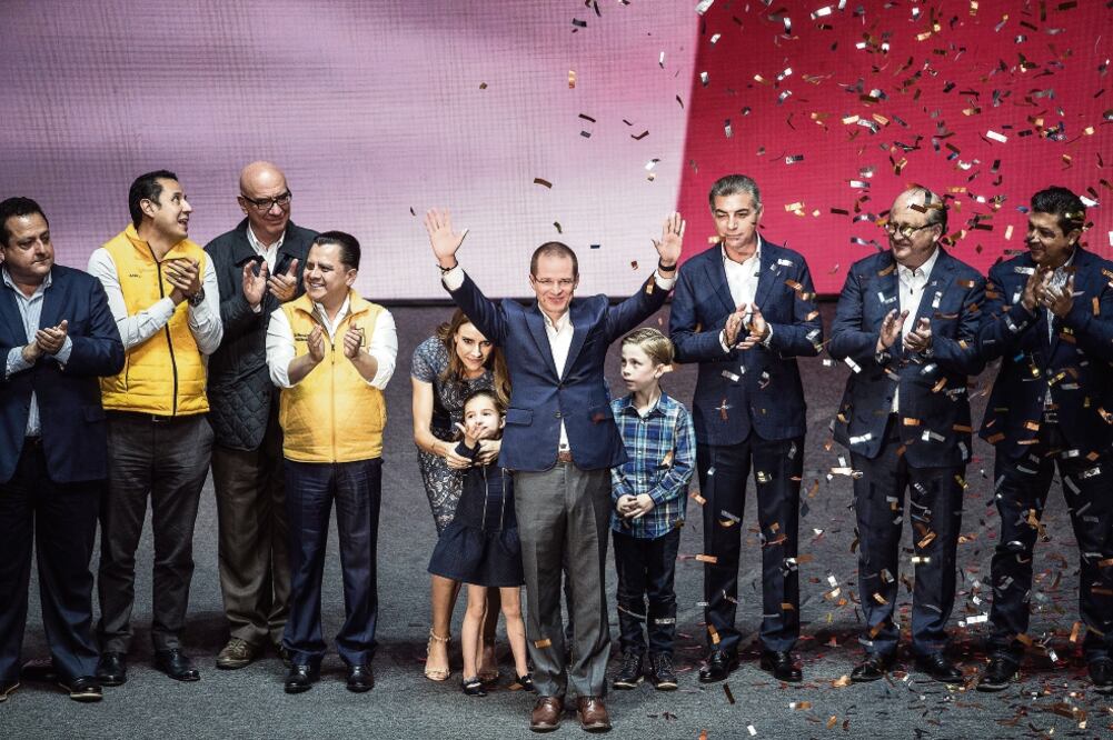 Apoyo familiar. El panista estuvo acompañado por su esposa y dos hijos en la toma de protesta a candidato presidencial. 