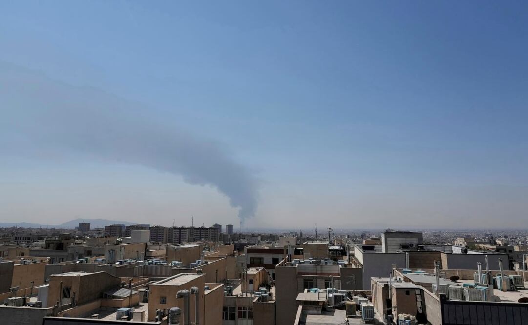 El humo se eleva desde el edificio de la televisora estatal iraní tras un ataque israelí en Teherán, Irán, el lunes 16 de junio de 2025. Foto: AP