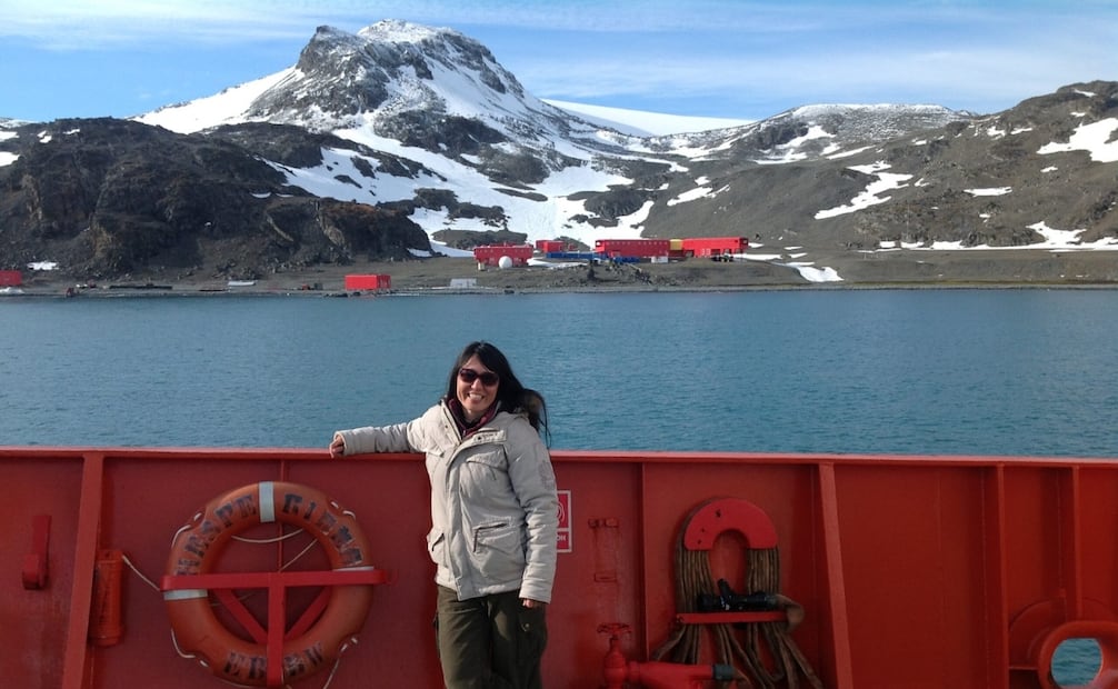 La geóloga italiana en la Antártida, a bordo del buque español Hespérides, en 2013. Foto: cortesía Graziella Bozzano.