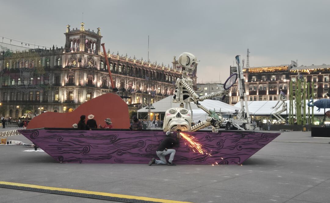Alistan Megaofrendas de Día de Muertos en el Zócalo (29/10/2024). Foto: Jorge Alejandro Medellín Hernández / EL UNIVERSAL