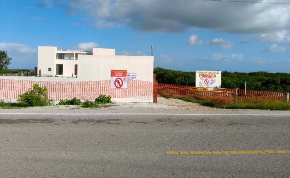 Clausuran obra inmobiliaria en Yobaín por daños a duna; señalan permisos irregulares en la zona.
Foto: Especial.
