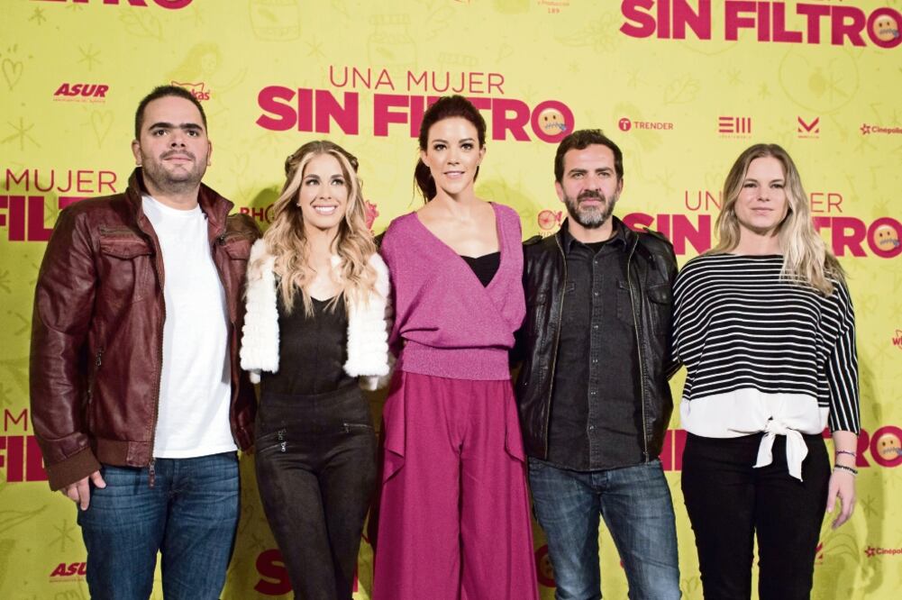 Fernanda (de rosa) y el reparto de la película, que estrena la próxima semana (ADOLFO VLADIMIR. CUARTOSCURO)