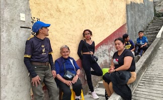 Familia pernocta afuera de su casa por afecciones tras fuga de agua en Álvaro Obregón; "mi patrimonio se redujo a basura"