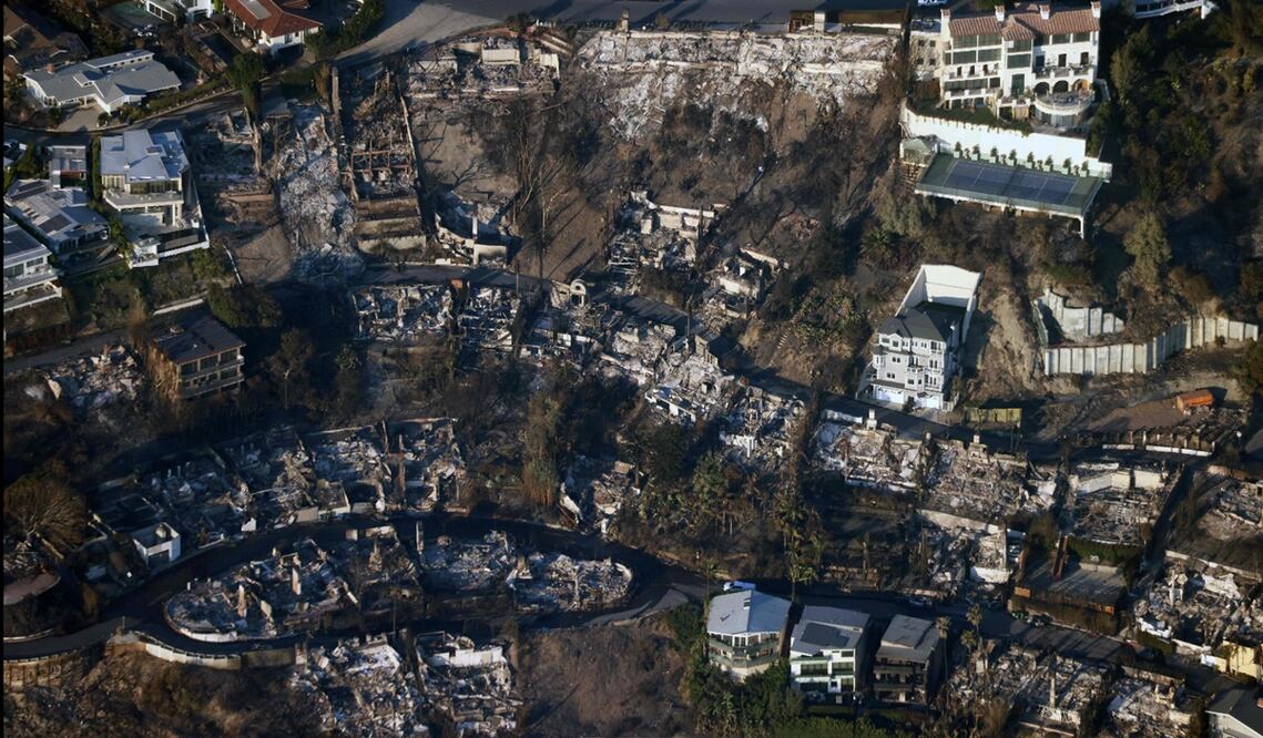 Imagen de casas y negocios arrasados por el incendio que arrasó la zona de Pacific Palisades de Los Ángeles, California. Foto: AFP