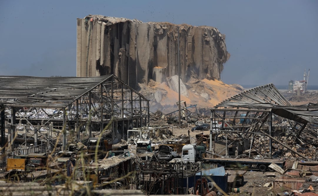 The mass resignation follows a weekend of anti-government protests after the explosion in Beirut’s port that decimated the facility and caused widespread destruction - Photo: EFE/EPA/Ibrahim Dirani/Dar Al Mussawir