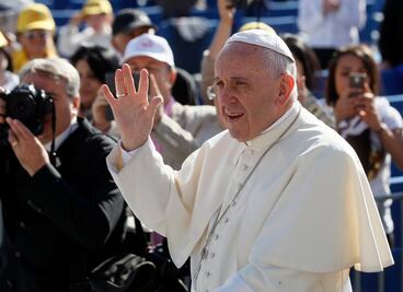 Para católicos puede ser difícil elegir Clinton o Trump: Papa