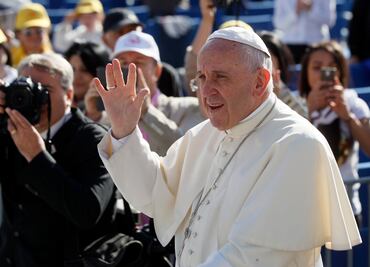 Para católicos puede ser difícil elegir Clinton o Trump: Papa