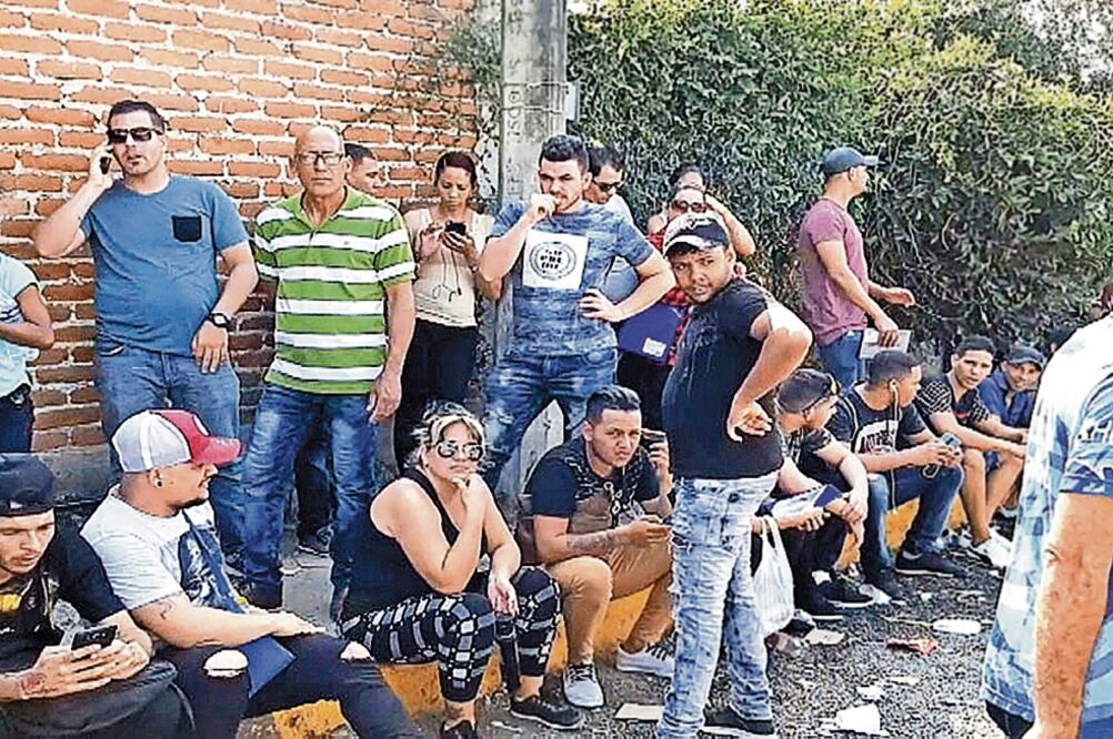 En la frontera sur hay más de mil migrantes cubanos a la espera de tramitar su documento de salida del país; acusan burocracia en el proceso. FOTO: MARÍA DE JESÚS PETERS. EL UNIVERSAL