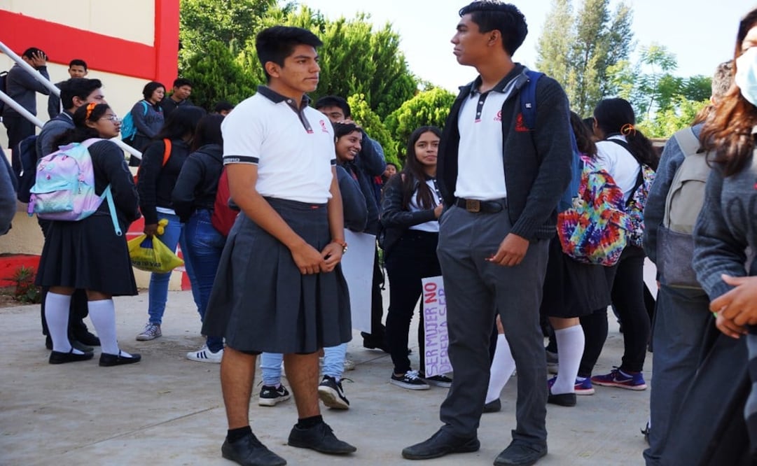 The students wore skirts to protest – Photo: Edwin Hernández/EL UNIVERSAL