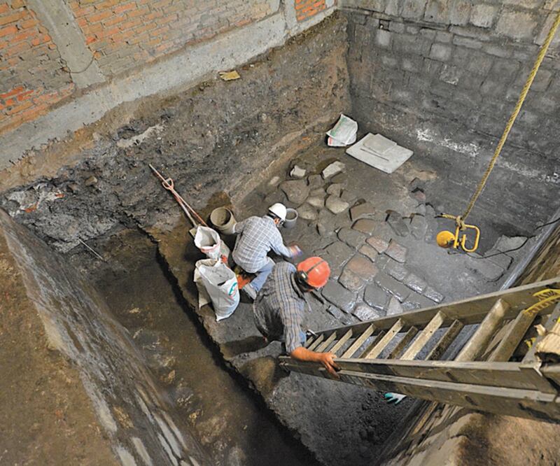 En los cimientos también se encontró piso de lajas de basalto, de un espacio abierto del Palacio de Axayácatl, que gobernó Tenochtitlan entre 1469 y 1481. FOTOS: CORTESÍA INAH