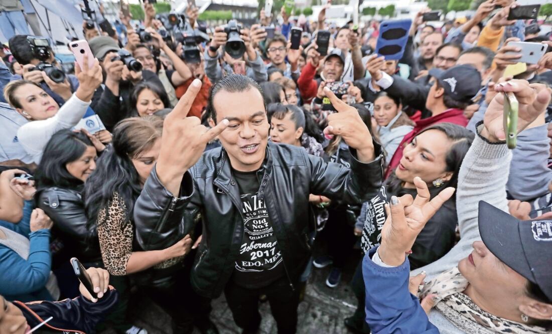 El perredista bailó con sus seguidoras y Beatriz Mojica, secretaria general del sol azteca, además de echarse un “palomazo” con el grupo Tex Tex (ALEJANDRO ACOSTA. EL UNIVERSAL)