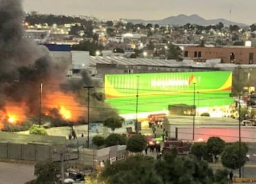 Presuntos ladrones provocan incendios en Aurrera y Walmart en Celaya, Guanajuato