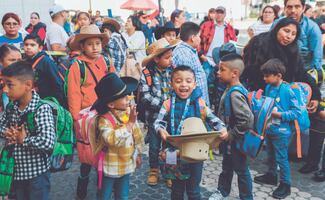 Desmañanados y emocionados regresan a clases