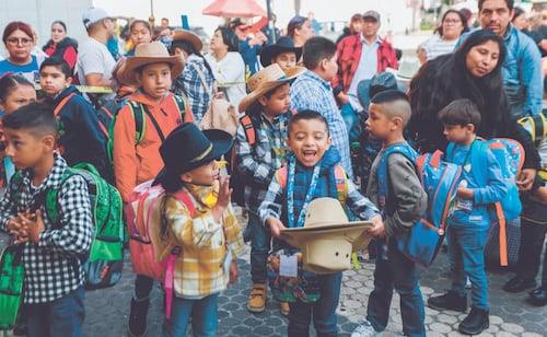 Desmañanados y emocionados regresan a clases