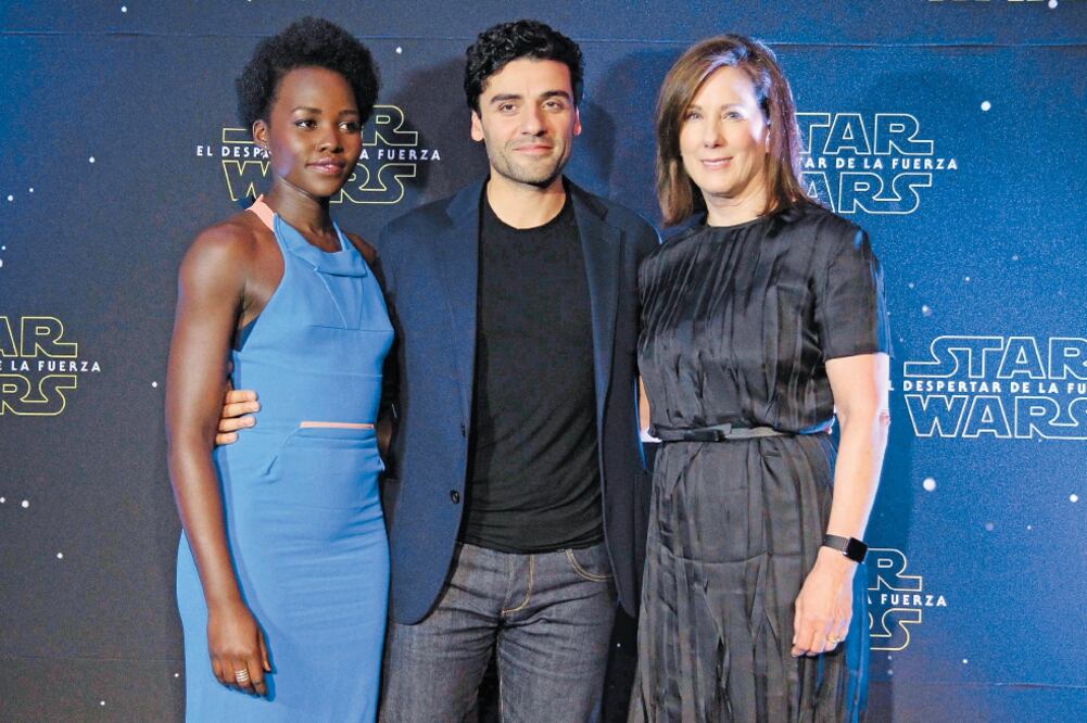 Lupita Nyong’o, Óscar Isaac y la productora Kathleen Kennedy (ARIEL OJEDA. EL UNIVERSAL)