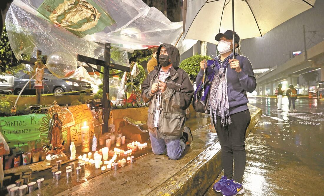Las veladoras y las flores colocadas frente al altar de la estación Olivos lucen consumidas y marchitas. Foto: Valente Rosas. El Universal