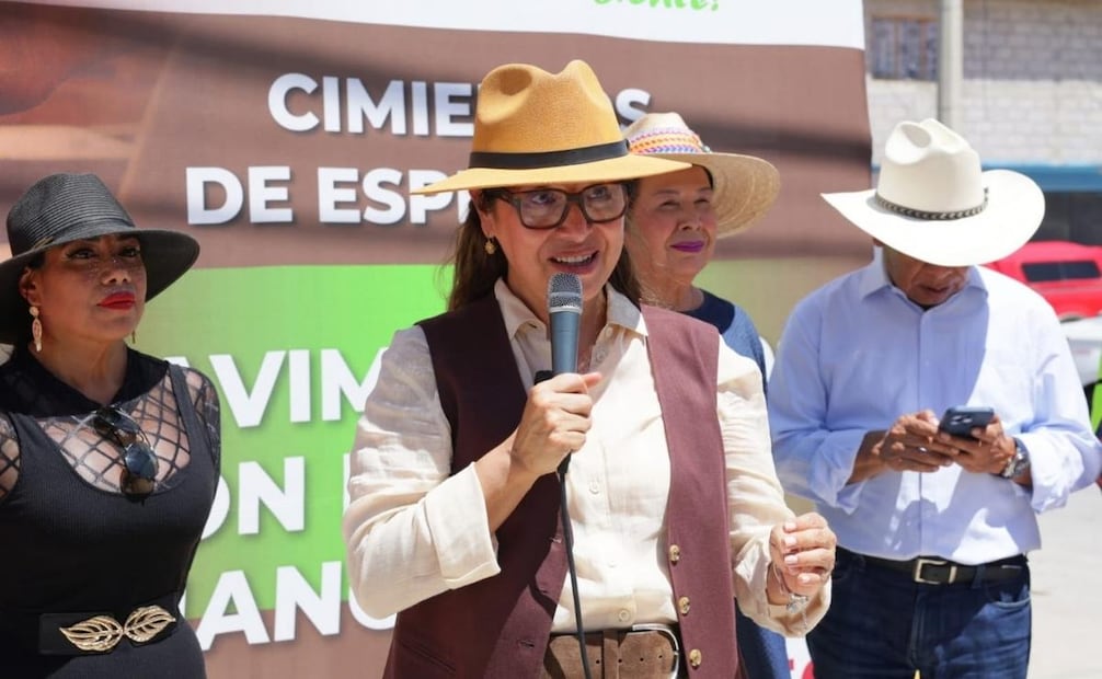 La alcaldesa, Azucena Cisneros Coss, inauguró las calles construidas con concreto hidráulico con el programa Cimientos de Esperanza “Mano a Mano”. 23/09/2026. | Foto: Cortesía del gobierno de Ecatepec.