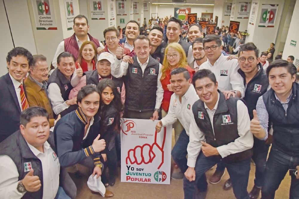 Mikel Arriola se reunió con jóvenes integrantes de la Red Juventud Popular de la Confederación Nacional de Organizaciones Populares (CENOP), a quienes dijo que es importante su participación en la política. (MARIO JASSO. CUARTOSCURO)